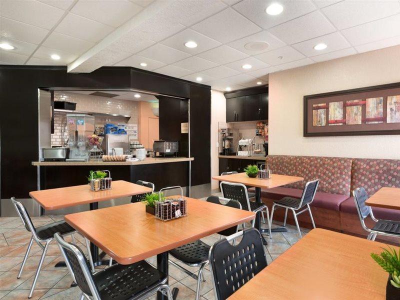 Hotel Super 8 By Wyndham Calgary Shawnessy Area Extérieur photo