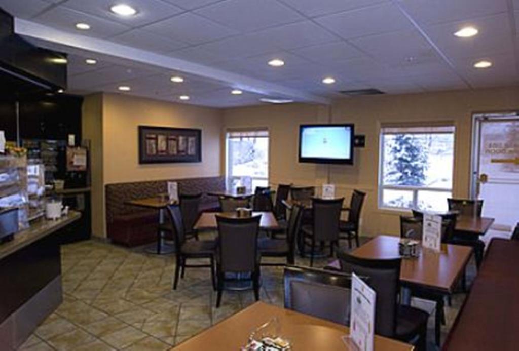 Hotel Super 8 By Wyndham Calgary Shawnessy Area Extérieur photo