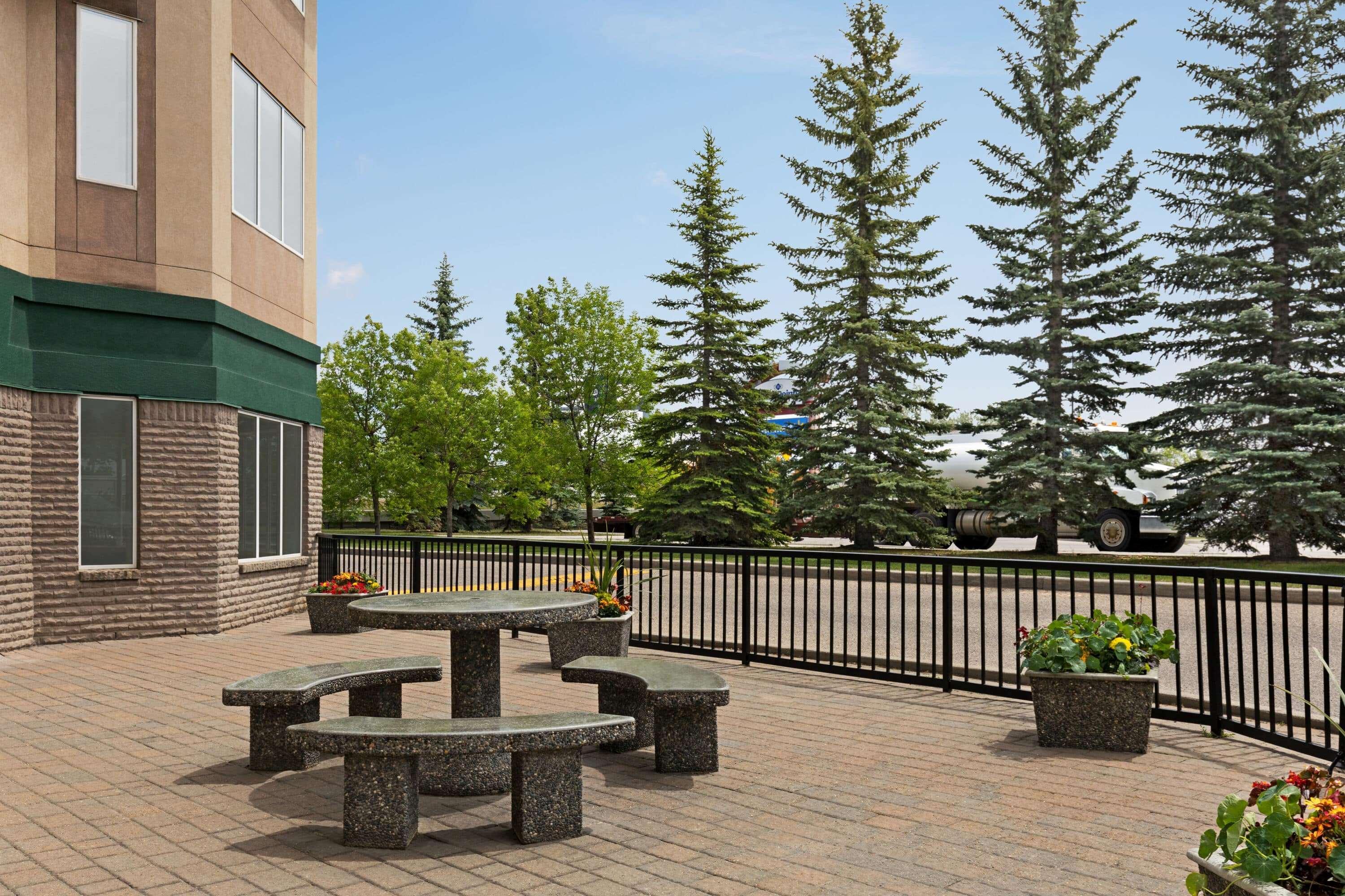 Hotel Super 8 By Wyndham Calgary Shawnessy Area Extérieur photo