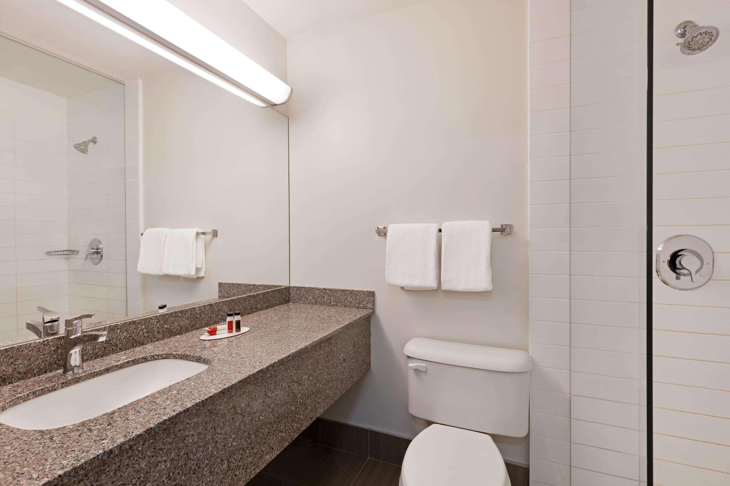 Hotel Super 8 By Wyndham Calgary Shawnessy Area Extérieur photo
