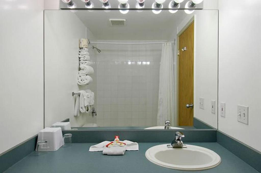 Hotel Super 8 By Wyndham Calgary Shawnessy Area Extérieur photo