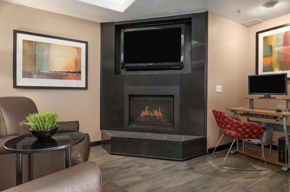 Hotel Super 8 By Wyndham Calgary Shawnessy Area Extérieur photo