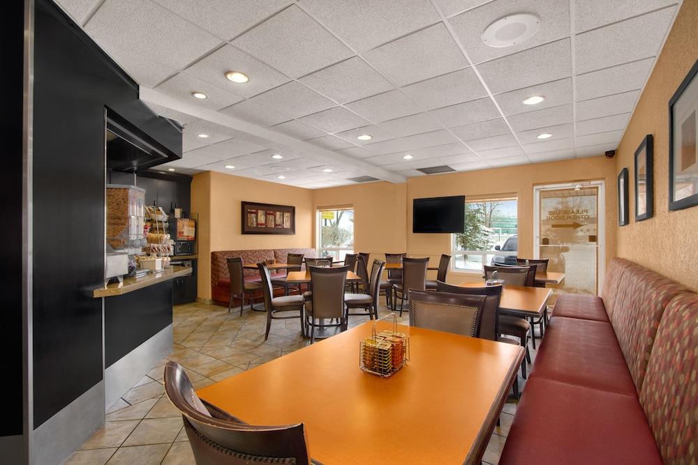 Hotel Super 8 By Wyndham Calgary Shawnessy Area Extérieur photo