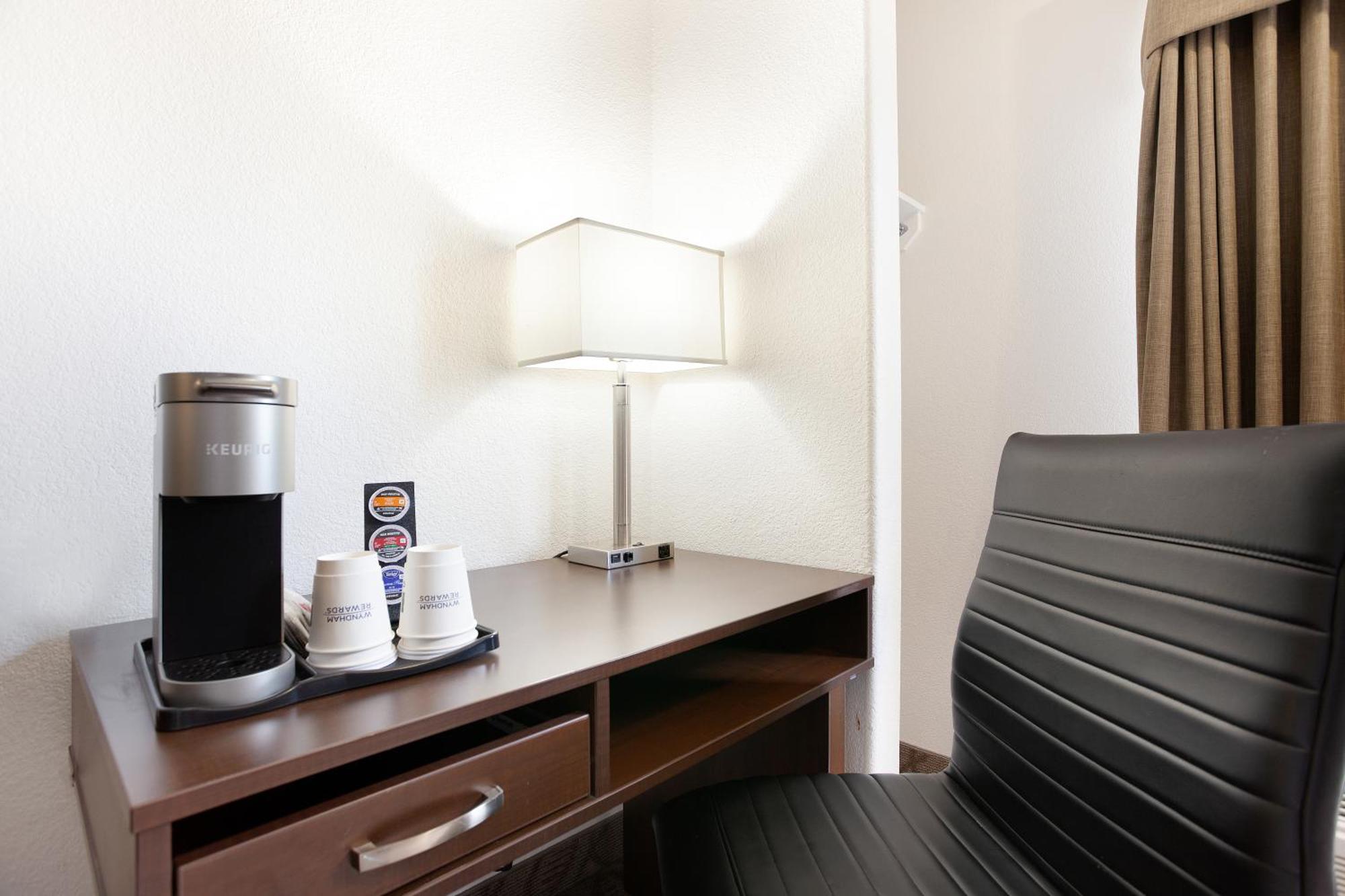 Hotel Super 8 By Wyndham Calgary Shawnessy Area Extérieur photo