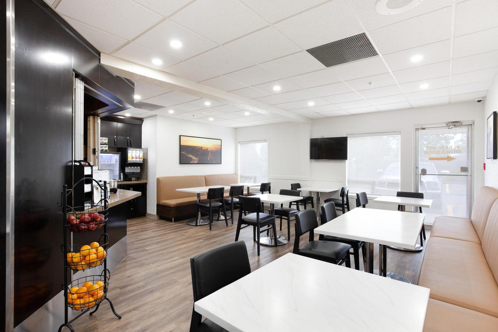 Hotel Super 8 By Wyndham Calgary Shawnessy Area Extérieur photo