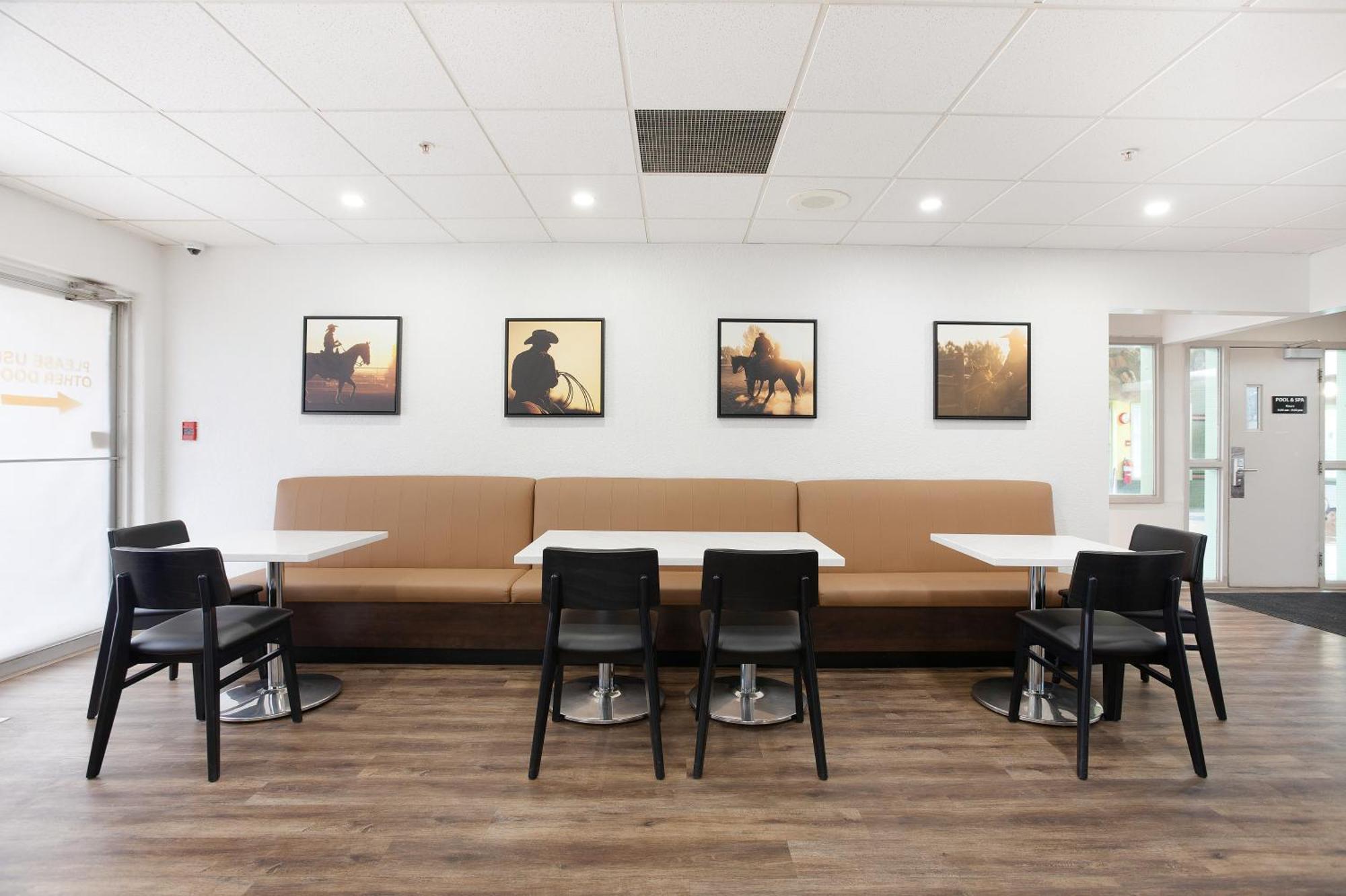 Hotel Super 8 By Wyndham Calgary Shawnessy Area Extérieur photo