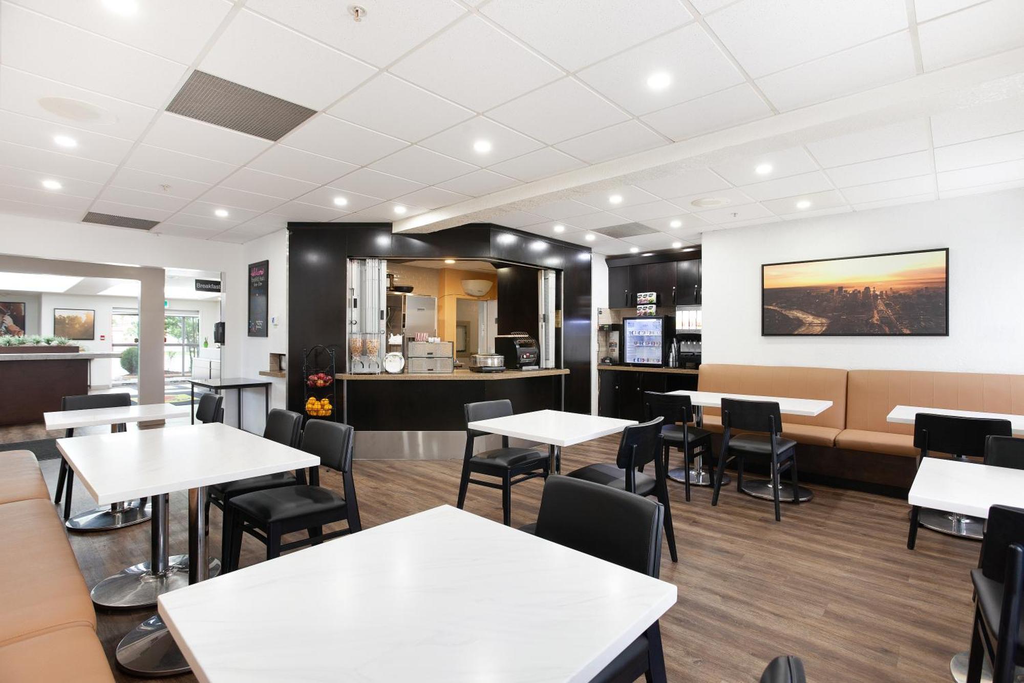 Hotel Super 8 By Wyndham Calgary Shawnessy Area Extérieur photo
