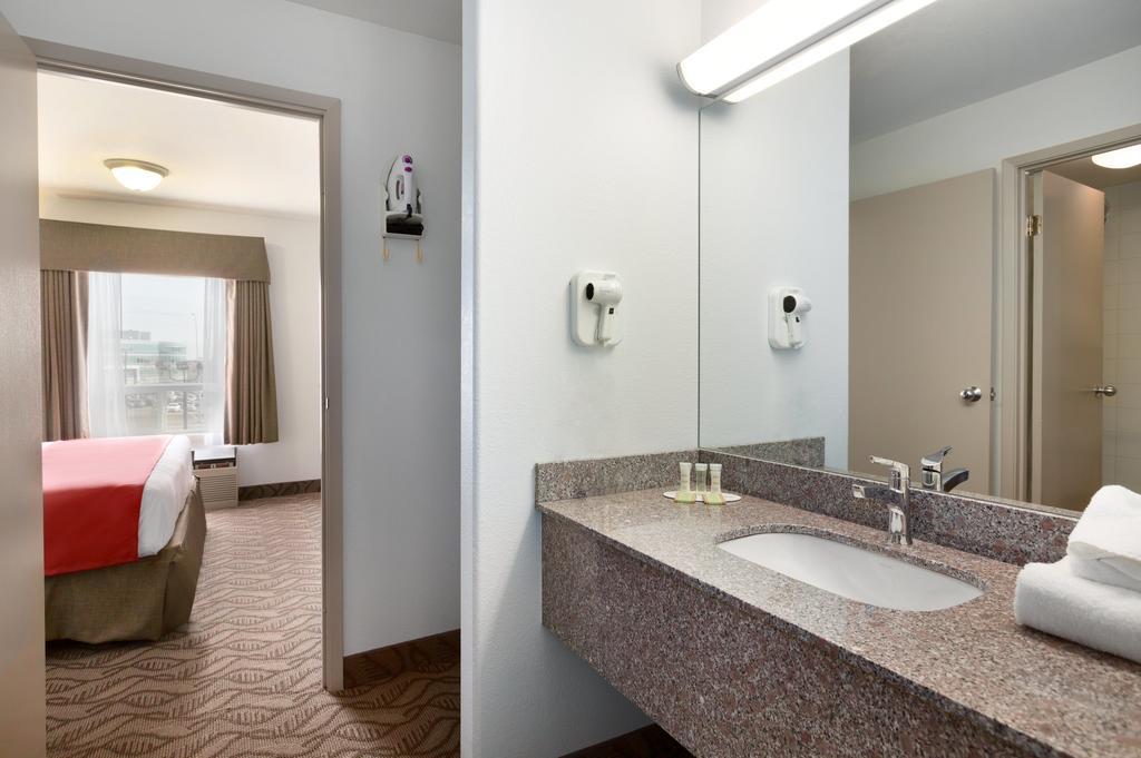 Hotel Super 8 By Wyndham Calgary Shawnessy Area Chambre photo