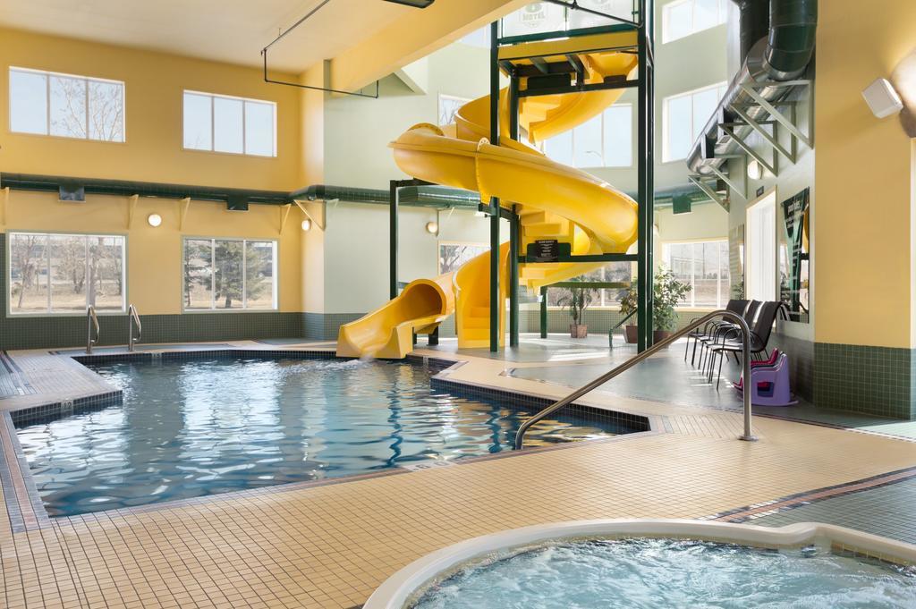 Hotel Super 8 By Wyndham Calgary Shawnessy Area Extérieur photo